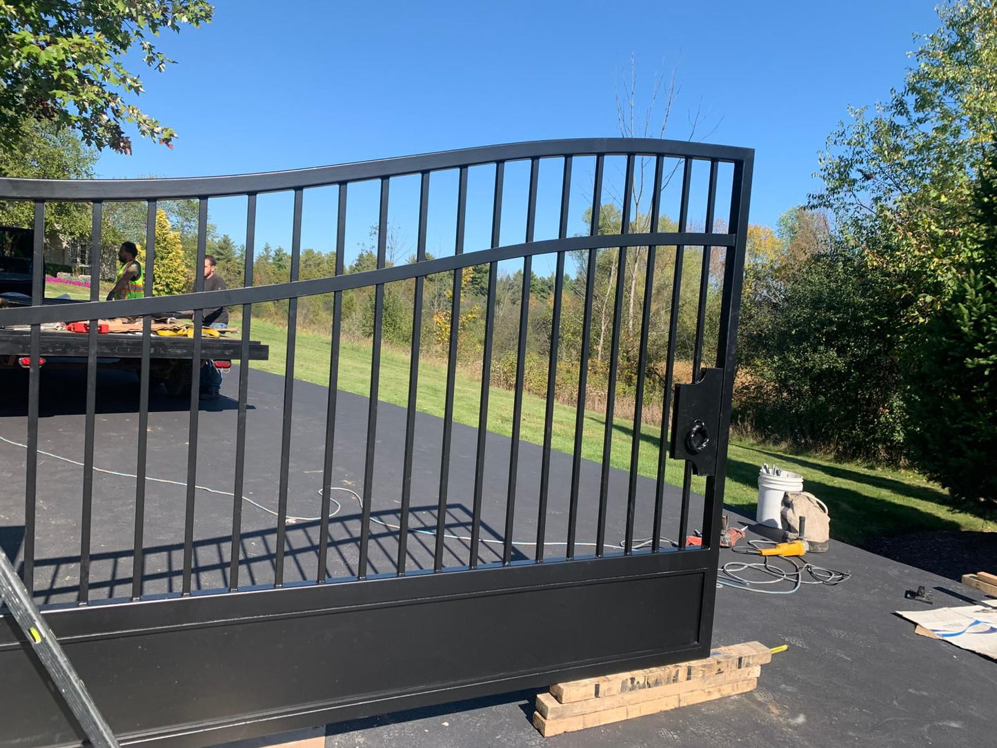 NiceOne Design - Metal Driveway Gate _ Heavy Duty _ Excellence Crafted _ GG-1025