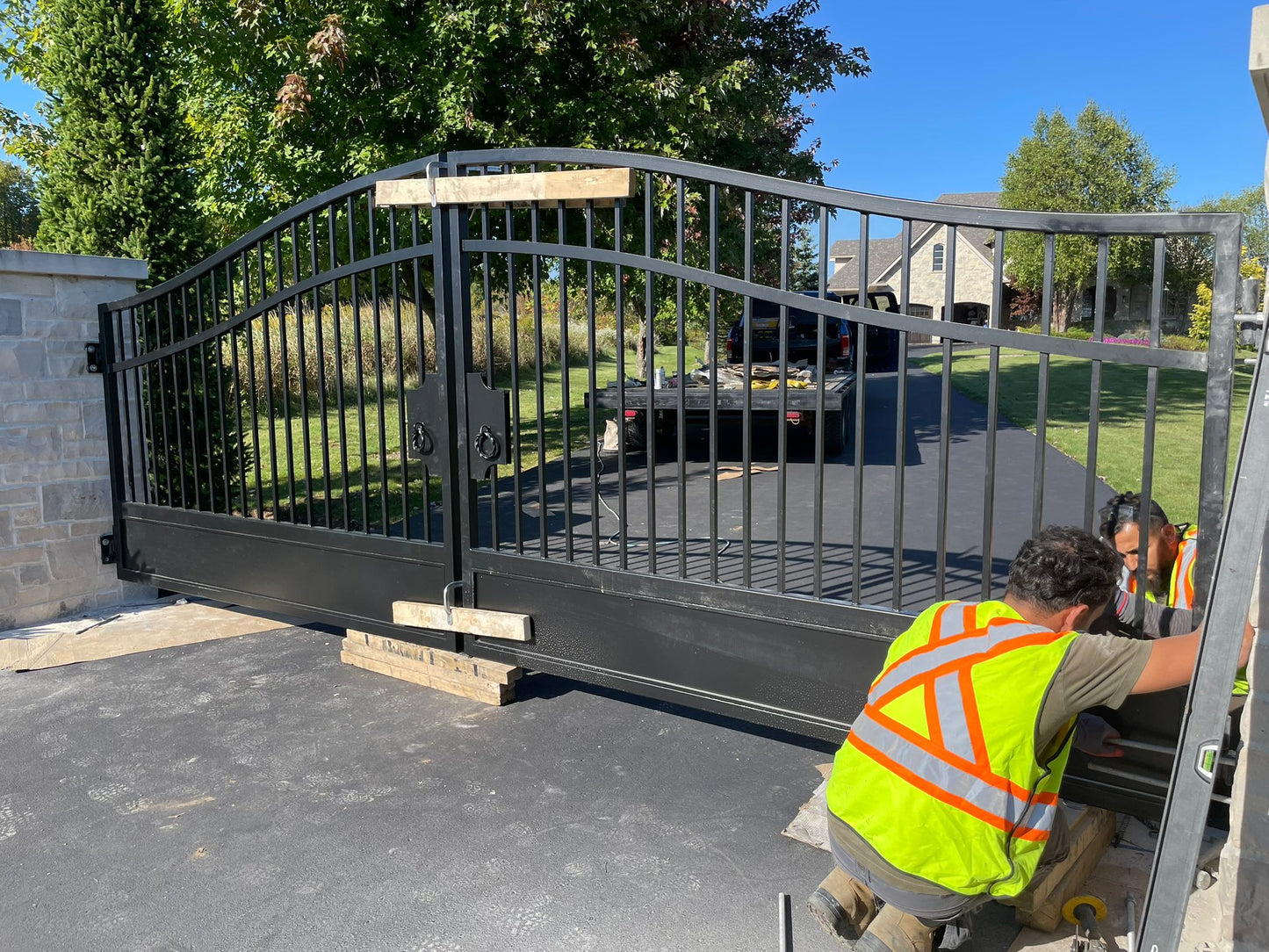 NiceOne Design - Metal Driveway Gate _ Heavy Duty _ Excellence Crafted _ GG-1025