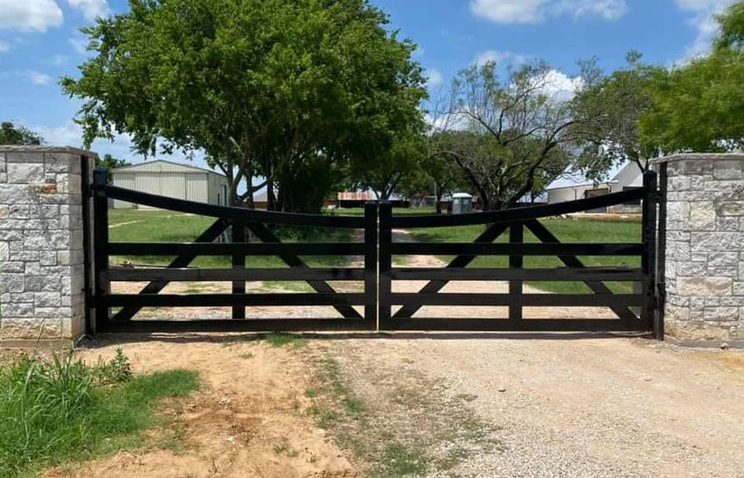 Stunning and Elegant Metal Driveway Gate _ Excellence Crafted _ GG-012